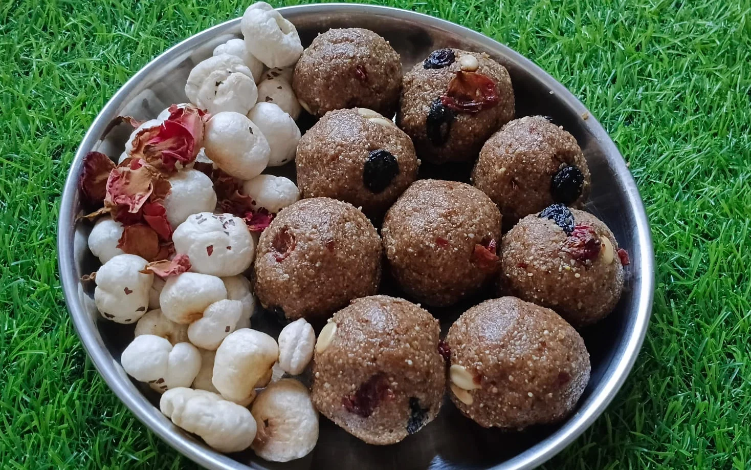 Gulabi Makhana Ladoo